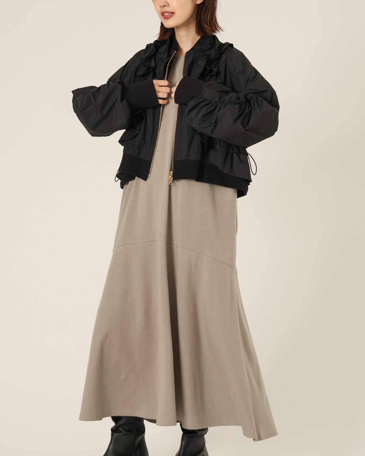 メモリータフタ ギャザーフリルショートブルゾン（T246-83054） – trois