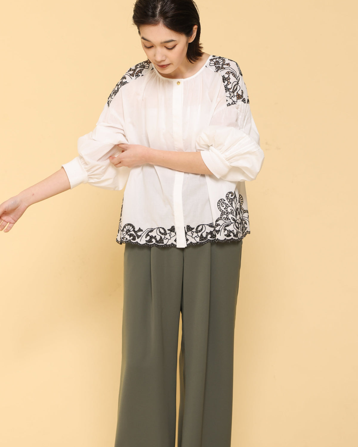 刺繍コットンボイル ギャザーブラウス（T256-81003） – trois