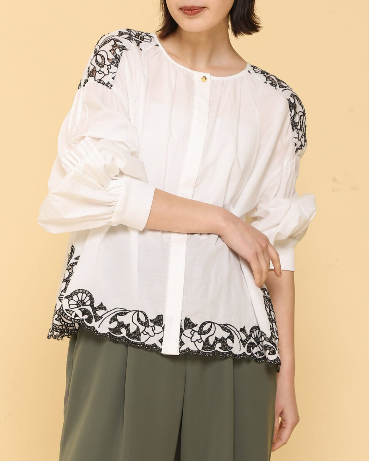 刺繍ギャザーブラウス　ダリア　BEAMS　フラワー フクレ刺繍ギャザーブラウス【2025AW】 | all item| yori