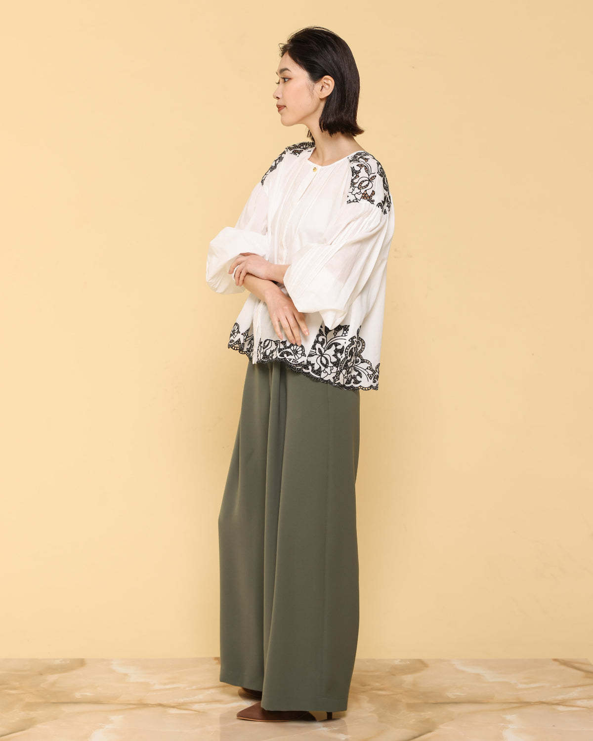 刺繍コットンボイル ギャザーブラウス（T256-81003） – trois