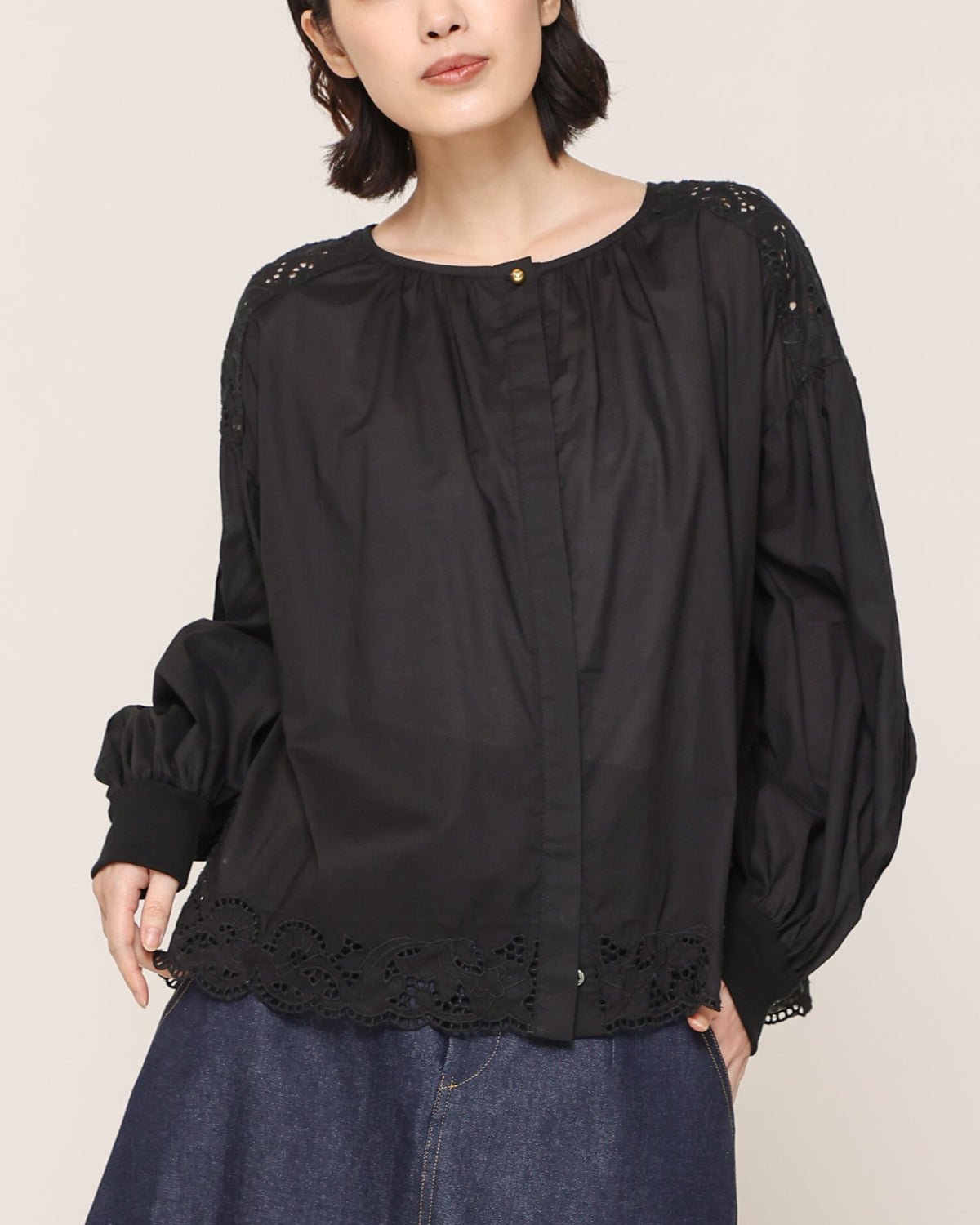 刺繍コットンボイル ギャザーブラウス（T256-81003） – trois