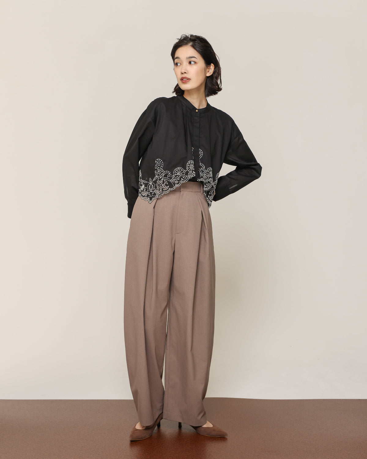 刺繍コットンボイル フラップブラウス（T256-81002） – trois