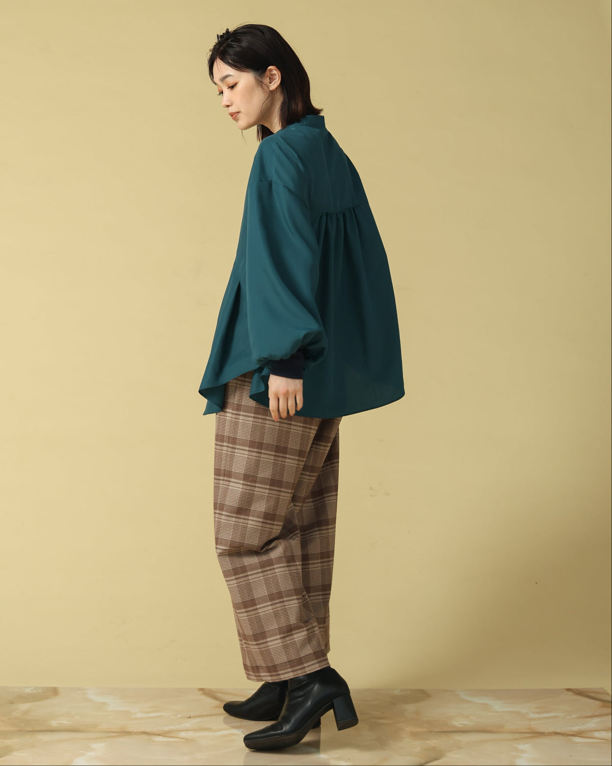 タックフレアーブラウス スパンナナローン（T256-81042） – trois