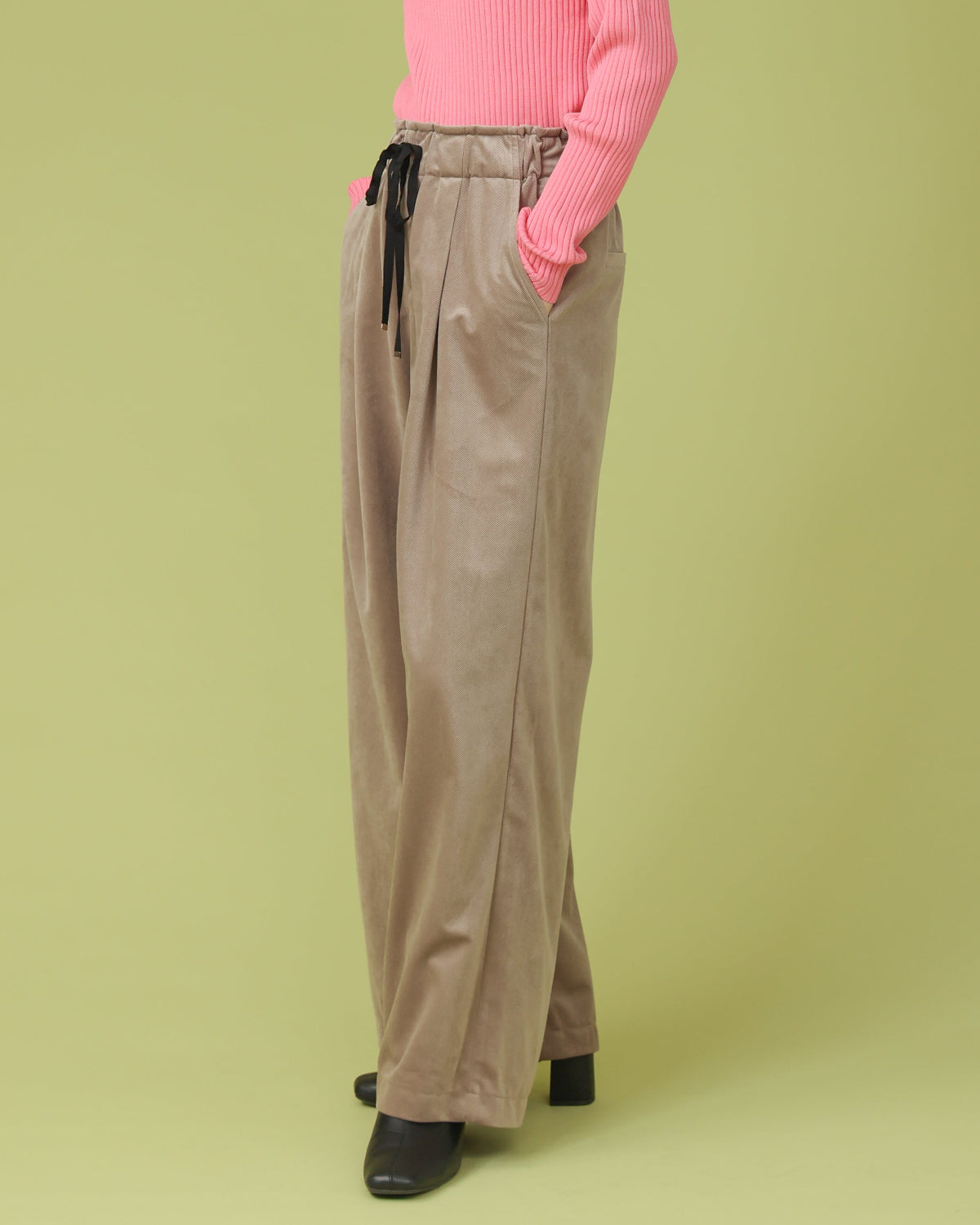希少 ディアリウム パンツ ベロアツイル セミワイドタックパンツ（T256-87068） – trois