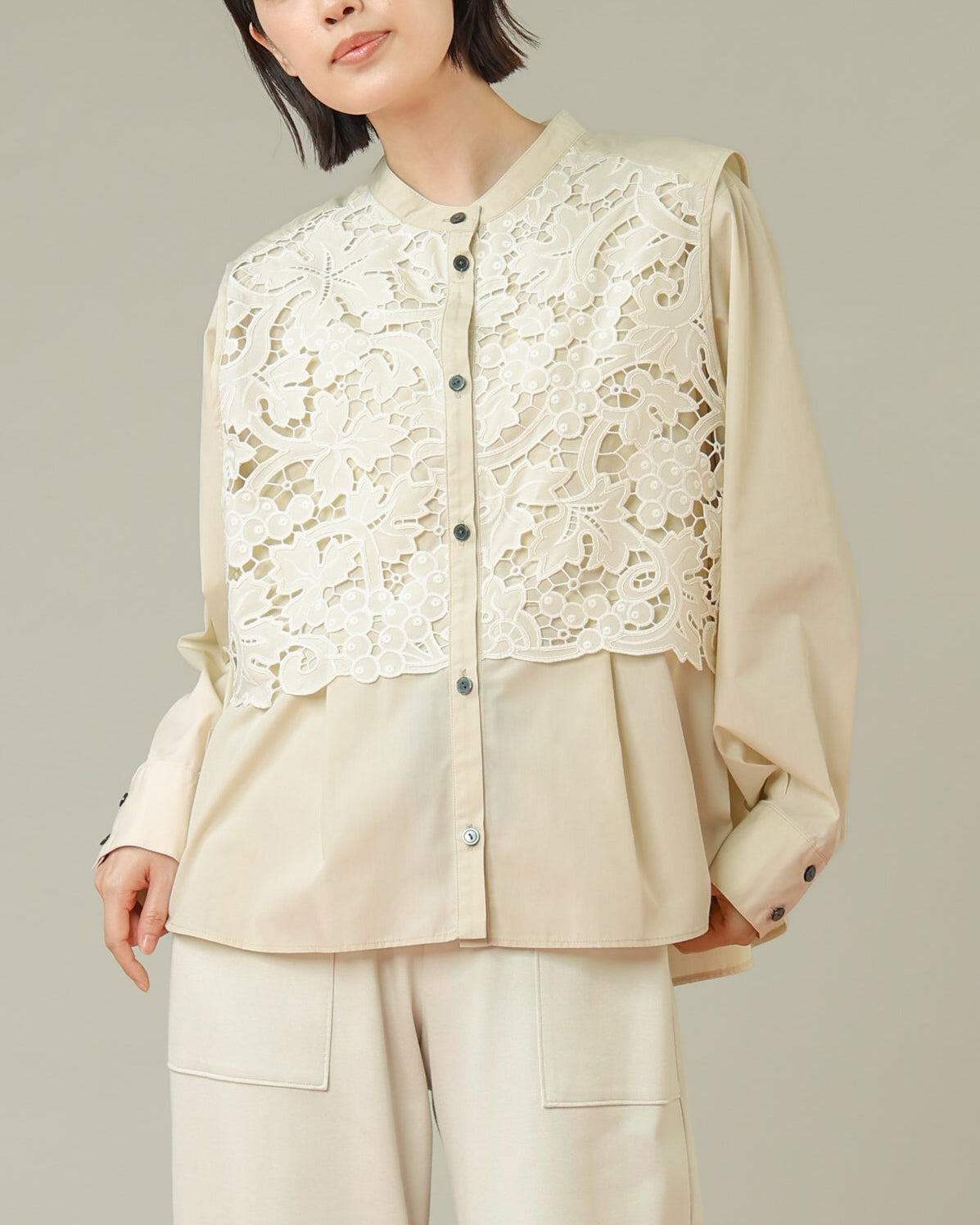 フラワーレース刺繍 フラップブラウス（T261-81006） – trois