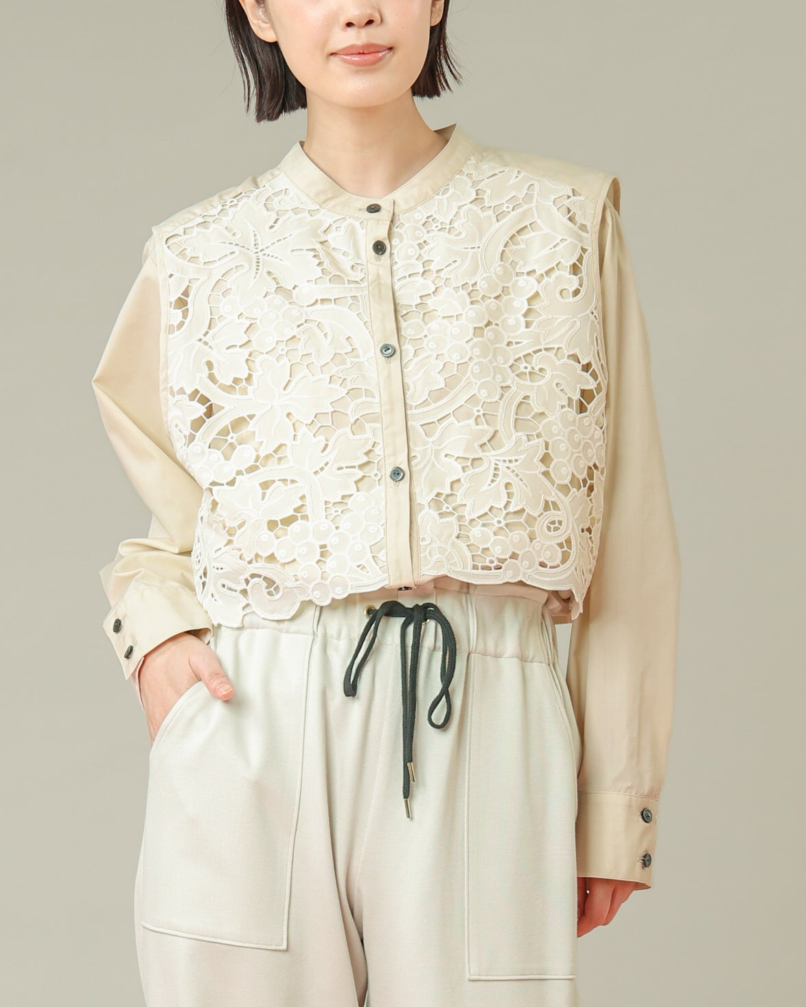 フラワーレース刺繍 フラップブラウス（T261-81006） – trois