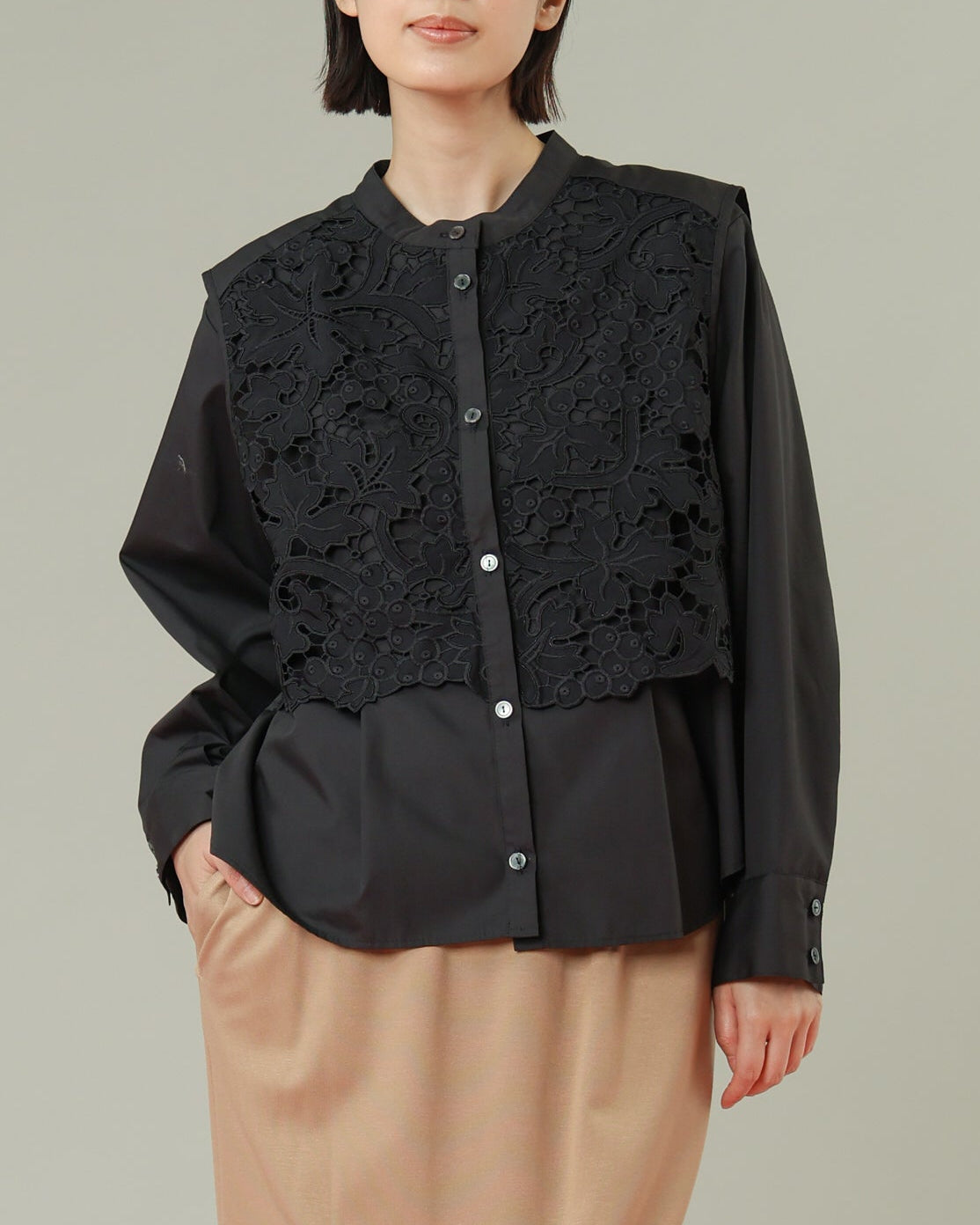 フラワーレース刺繍 フラップブラウス（T261-81006） – trois