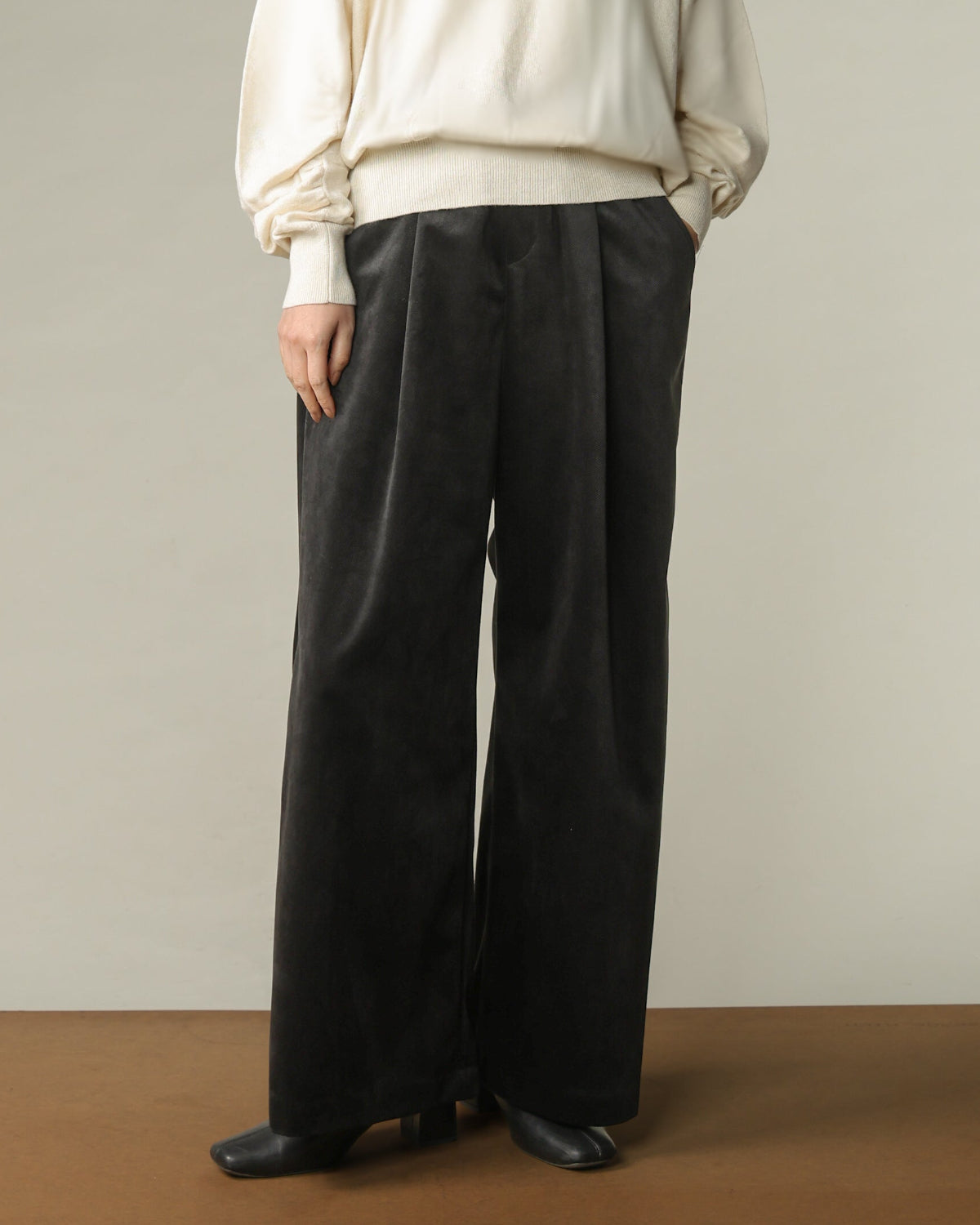 ベロアツイル セミワイドタックパンツ（T256-87068） – trois
