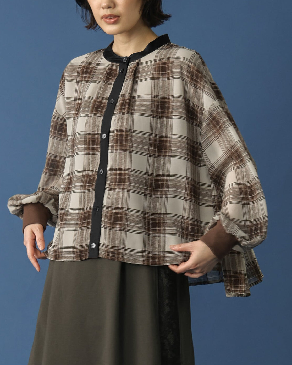 シアーチェック 配色スタンドカラーブラウス（T266-81005） – trois