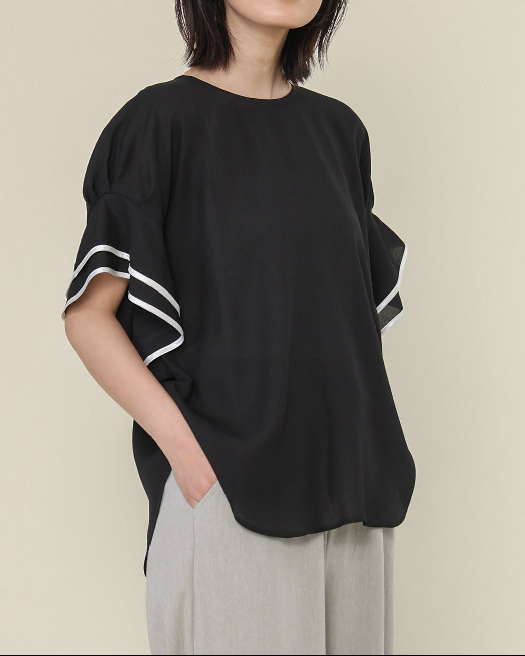 リネンライクツイル 袖フリルパイピングブラウス(T261-81066) – trois