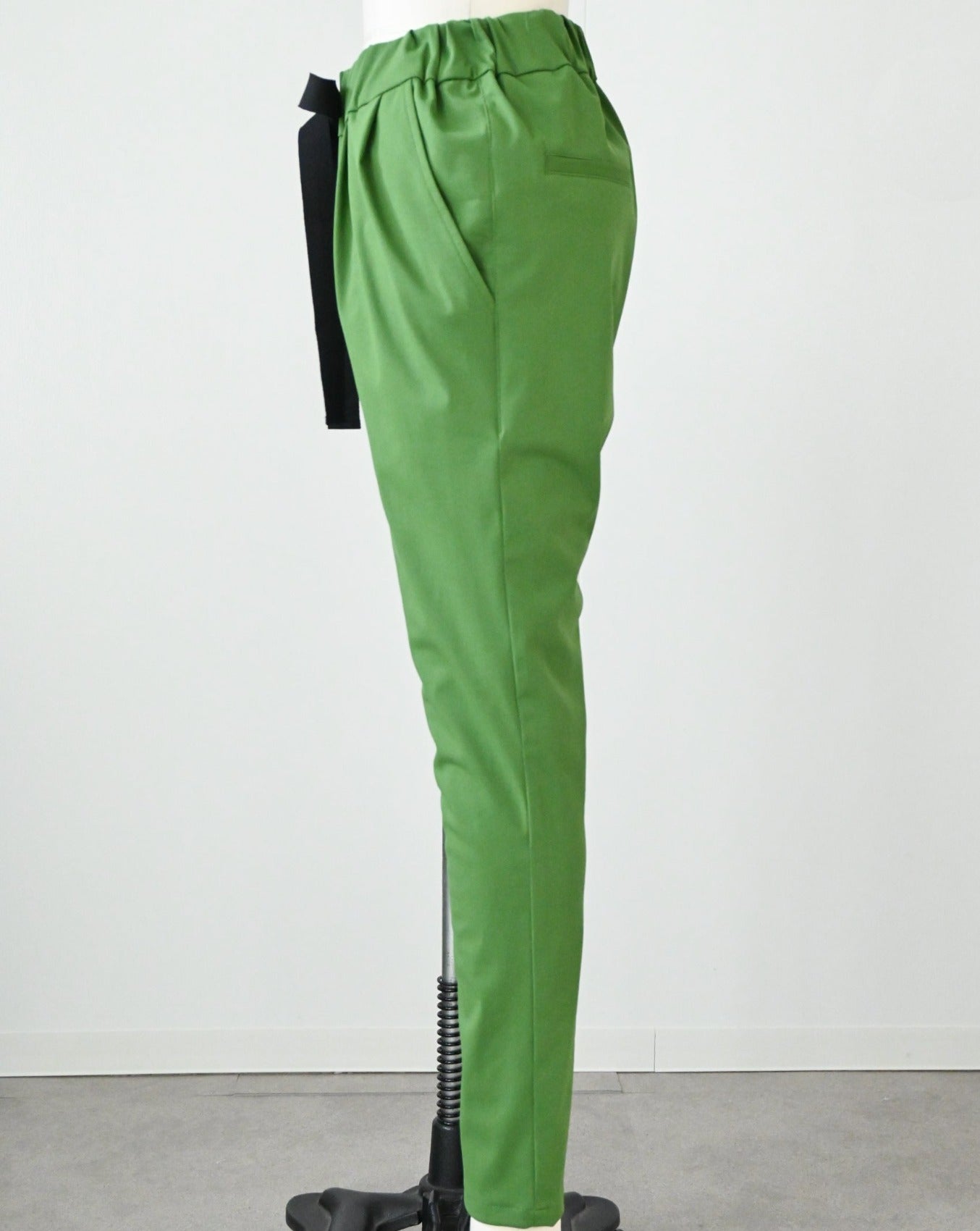 ハイテンションストレッチリボンテーパードパンツ green (87010) – trois