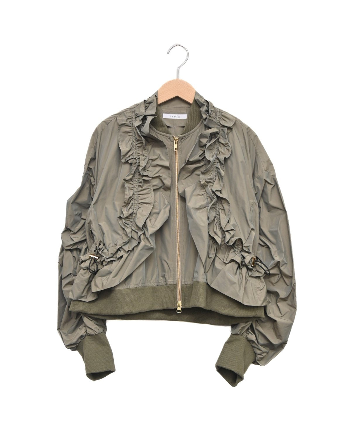 メモリータフタ ギャザーフリルショートブルゾン（T246-83054） – trois