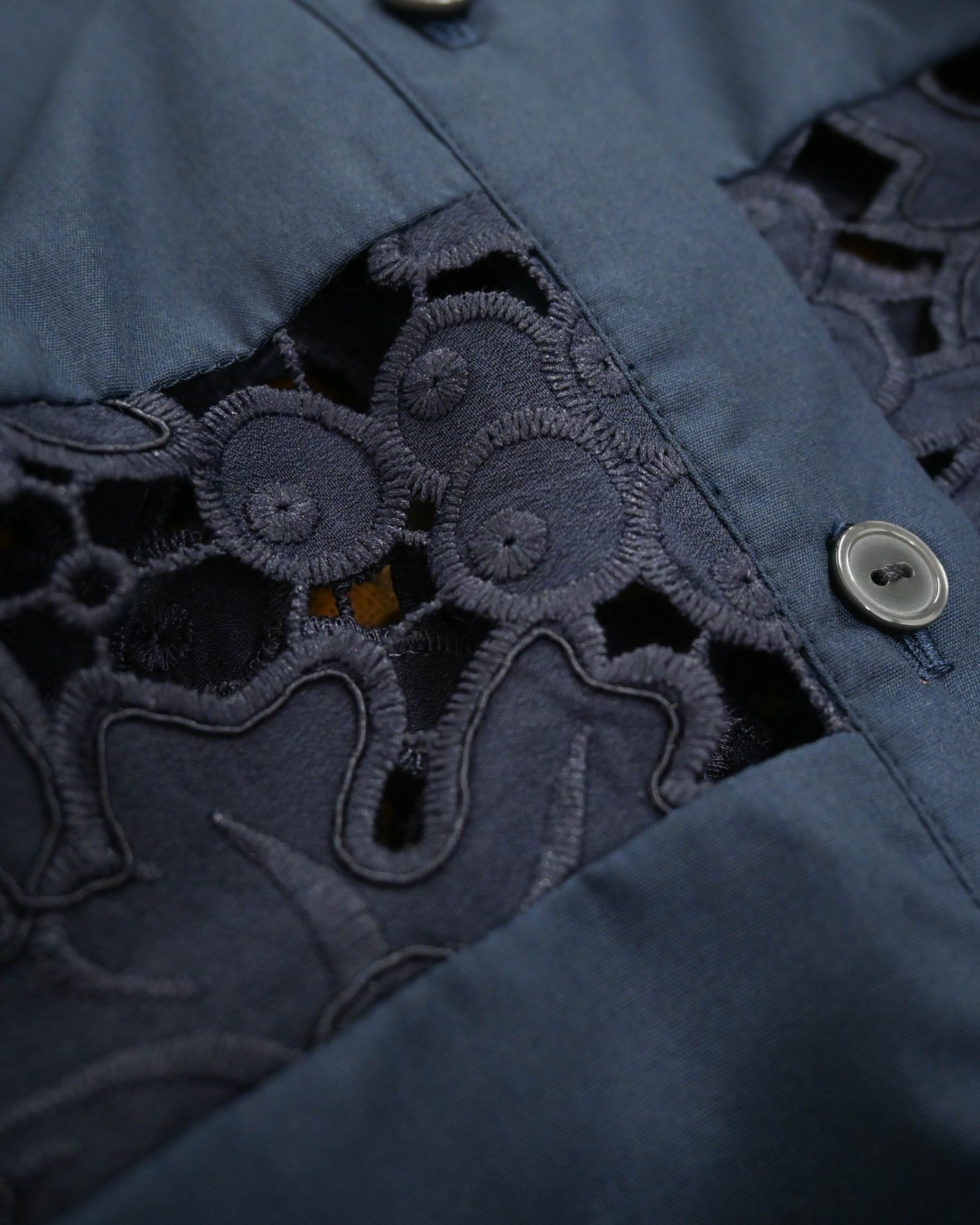 フラワーレース刺繍 ペプラムブラウス（T261-81005） – trois