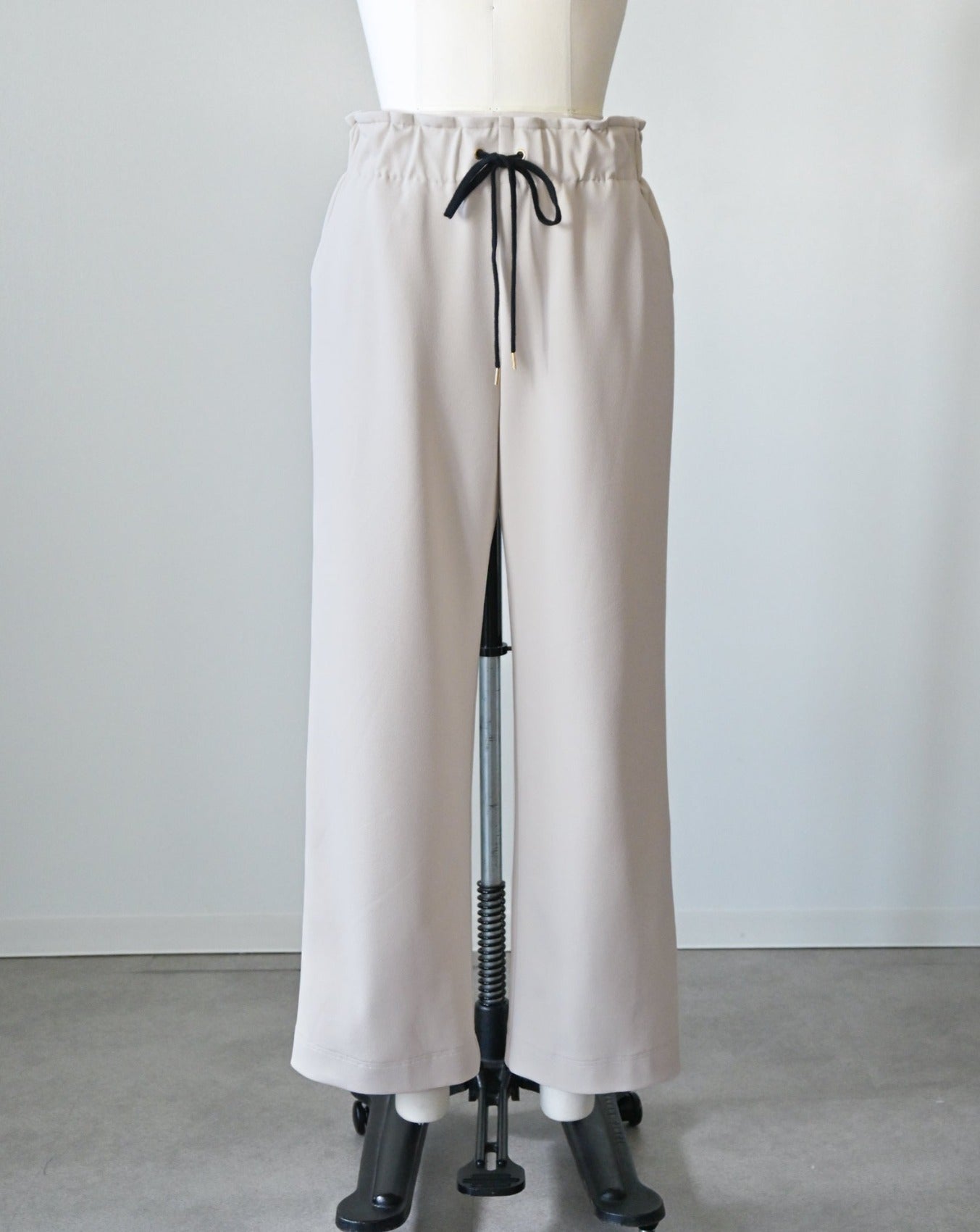 オリーブ36(ショット) OUTLET】カットジョーゼット セミワイドパンツ(T236-87050) – trois
